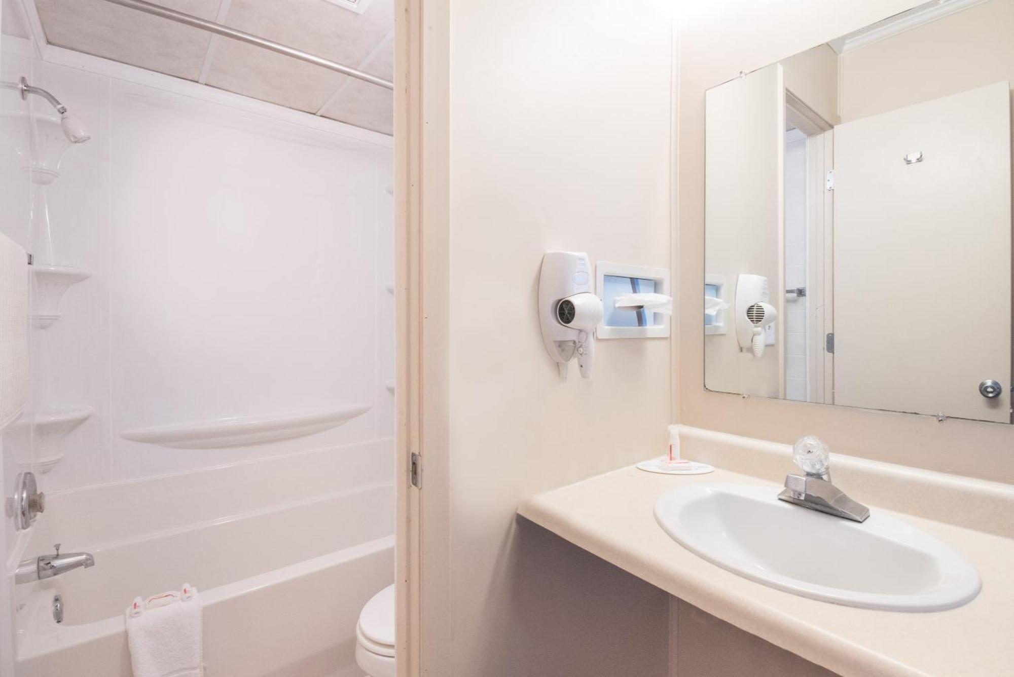 Knights Inn And Suites - Grand Forks Esterno foto