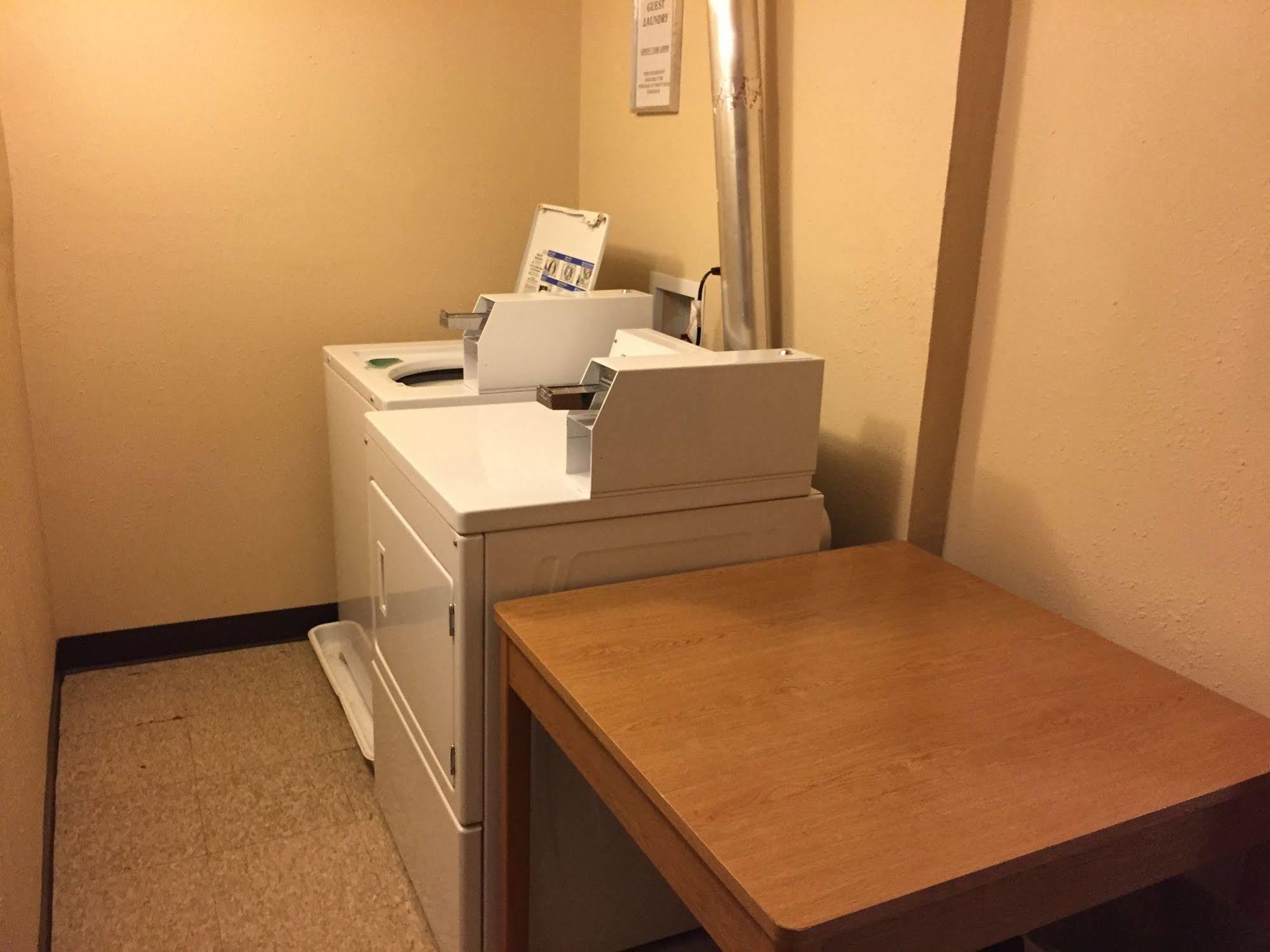 Knights Inn And Suites - Grand Forks Esterno foto