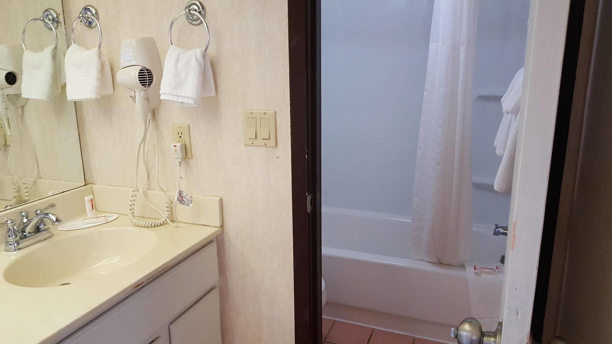 Knights Inn And Suites - Grand Forks Esterno foto